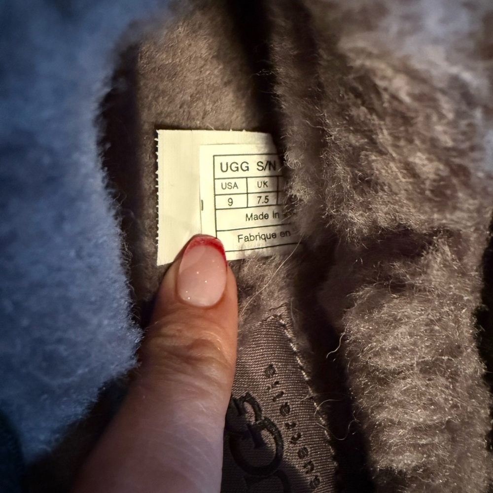 Ugg classic slipper in black - Picture 7 of 7